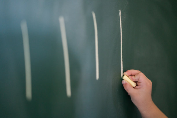 孩子们在黑板上写字图片下载