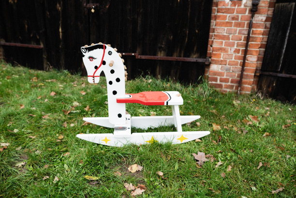 谷仓门前的摇摆木马图片下载