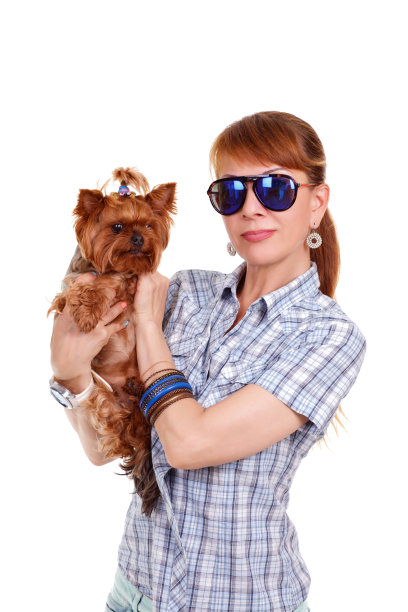 白色背景上有一只狗的女孩图片下载