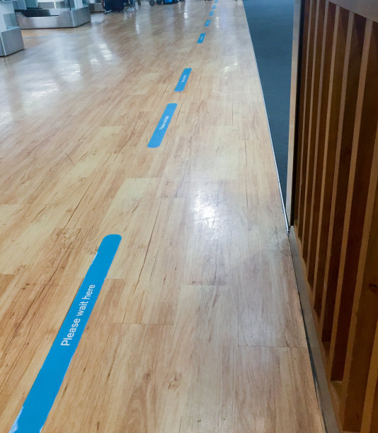 旅客在边界线办理登机手续图片下载