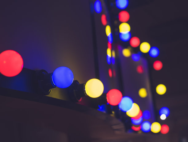 灯泡五颜六色的灯派对装饰图片下载