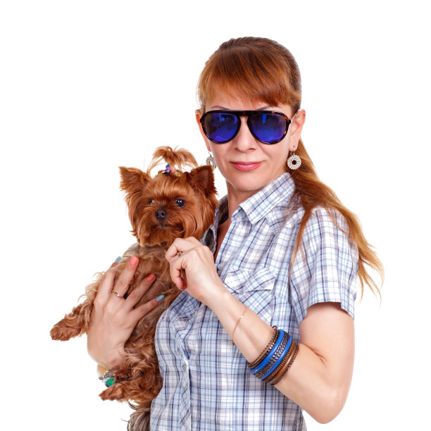 白色背景上有一只狗的女孩图片下载