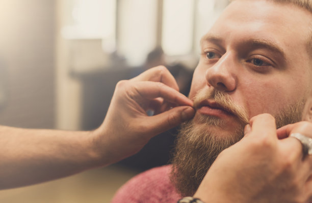 理发师在理发店里给一个男人理发图片下载