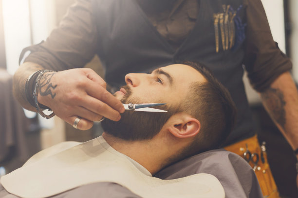 理发师在理发店里给一个男人理发图片下载
