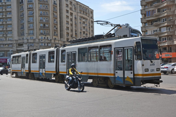 布加勒斯特街上的有轨电车图片下载