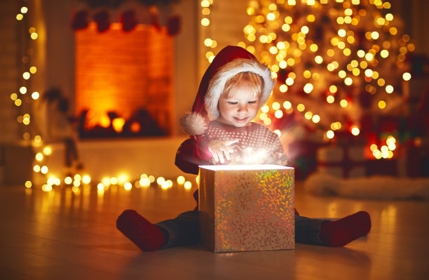 圣诞快乐!快乐的小宝贝带着神奇的礼物在家图片下载