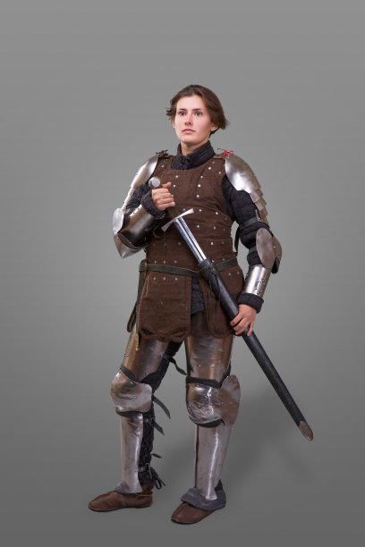 一个身穿盔甲的中世纪女骑士在灰色背景上的肖像图片下载