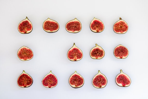 切片成熟无花果的图案为矩形，孤立在白色背景上。水果插图。食物的照片。平躺，俯视图。图片下载