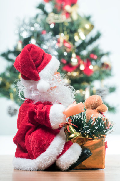 旁边是圣诞老人和圣诞树的背景。圣诞装饰。图片下载