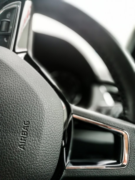 汽车内部方向盘的特写，上面写着“安全气囊”图片下载