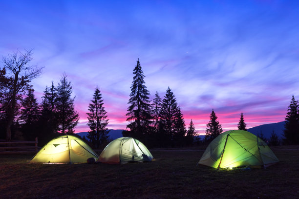 三个帐篷从里面照明图片下载