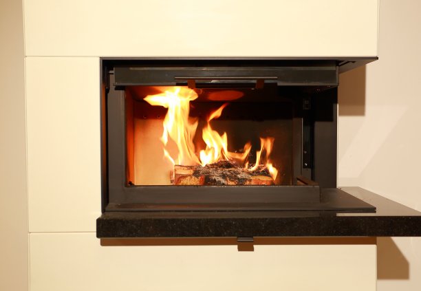 在火的地方燃烧木头的观点图片下载