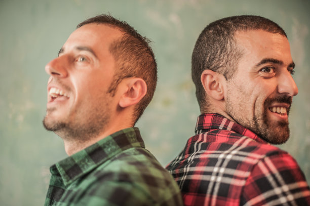 肩并肩的朋友图片下载