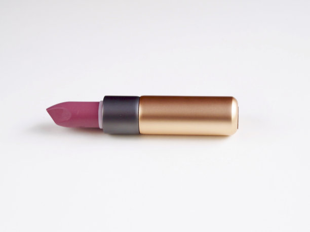 白色背景上的口红图片下载