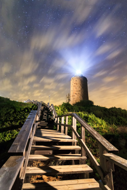 西班牙加的斯海岸的卡马里纳尔灯塔和楼梯夜景素材图片