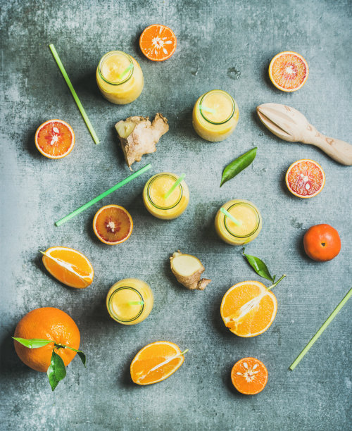 健康的黄色冰沙与姜在灰色的背景图片下载