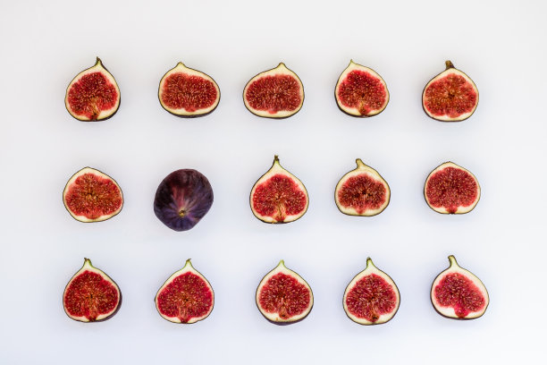 切片成熟无花果的图案为矩形，孤立在白色背景上。水果插图。食物的照片。平躺，俯视图。图片下载