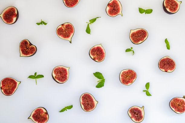 切片成熟无花果图案，薄荷叶孤立在白色背景上。水果插图。食物的照片。平躺，俯视图。图片下载