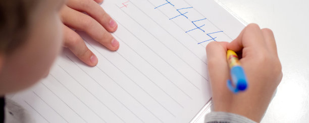 小男孩准备上学图片下载