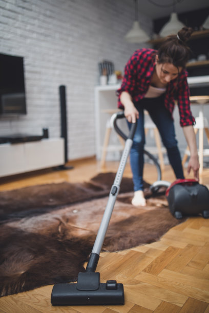 打扫房间的女孩图片下载