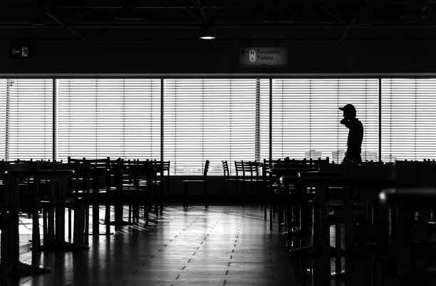 机场咖啡馆里的行人剪影图片下载