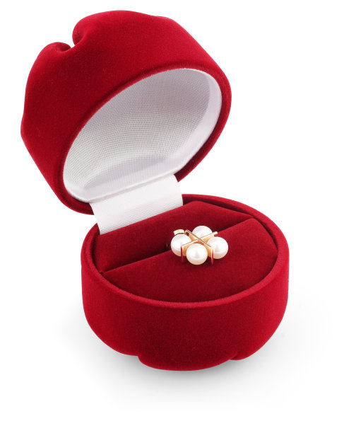 黄金拉瓦利与四颗珍珠在珠宝红盒，孤立在白色背景与裁剪路径图片下载