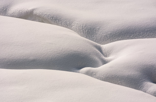 奇特的雪地布局在地面上图片下载