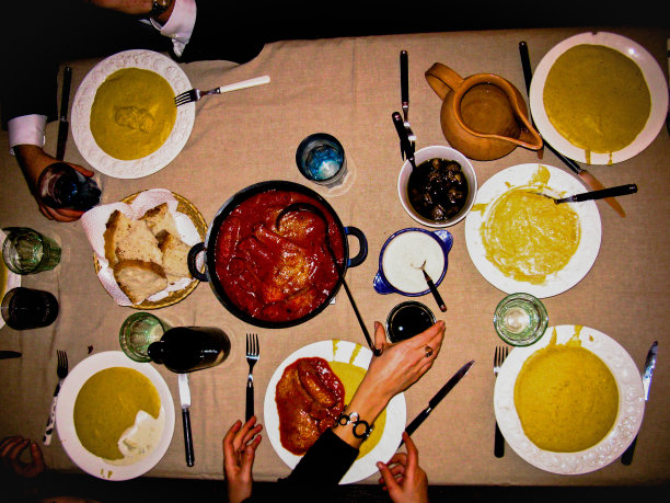 晚上和朋友在一起时，餐桌上摆满了玉米粥和肉图片下载