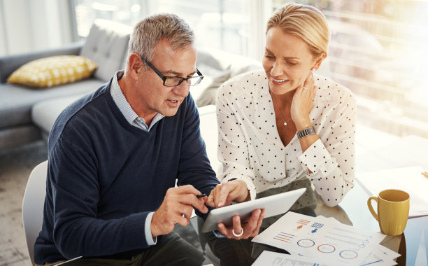 数字技术部是他们的月度预算经理素材图片