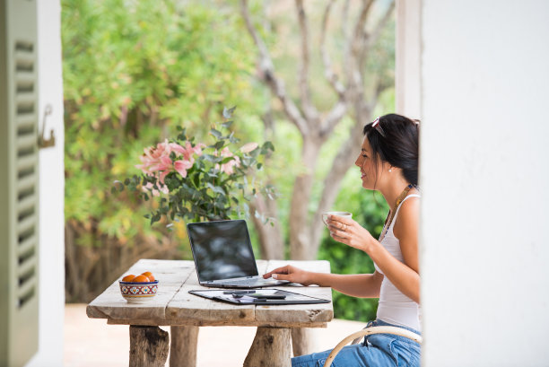 在法国在家工作的美丽女人图片下载