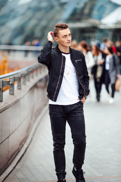 一个人走在街上，手里拿着一杯咖啡图片下载