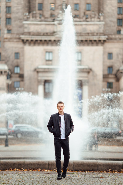 一个人走在街上，手里拿着一杯咖啡图片下载