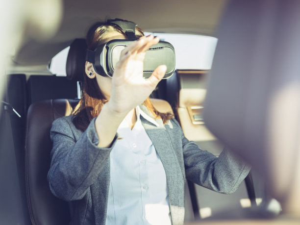 戴着VR眼镜的女商人素材图片