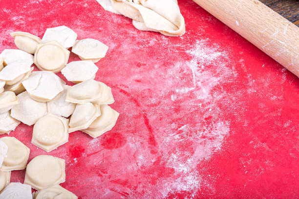 鲜红的表面上放着猪肉末的自制饺子。图片下载