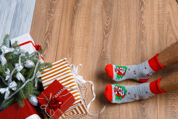 男性的腿在羊毛袜子的特写图像。图片下载