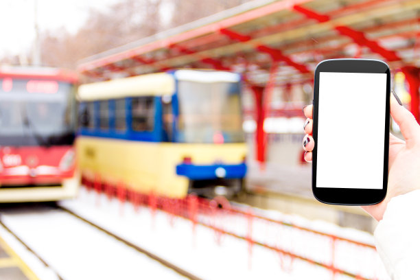 女人手持智能手机模型图片下载