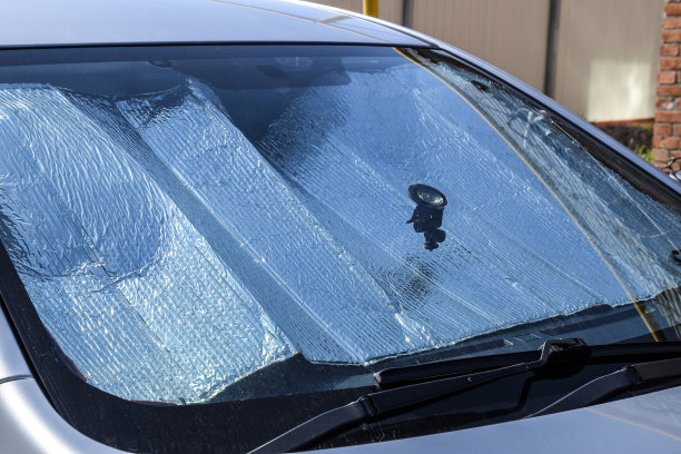 保护汽车面板免受阳光直射。太阳反射器挡风玻璃图片下载