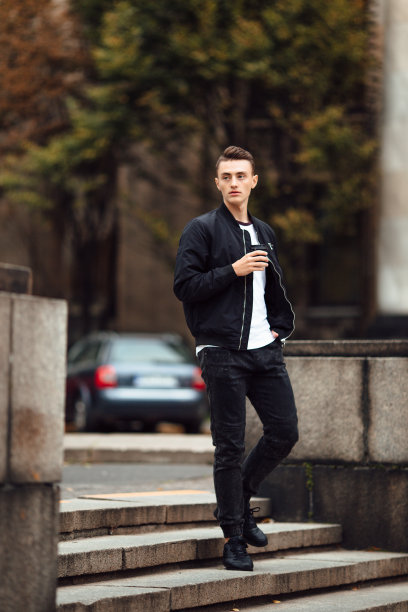 一个人走在街上，手里拿着一杯咖啡图片下载