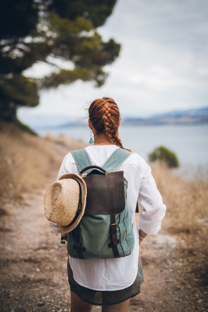 年轻的女旅人在路上图片下载