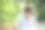 年轻的亚洲女性在户外的书桌上写作业，女性用快乐的情感概念工作。复古效果风格的图片。图片下载