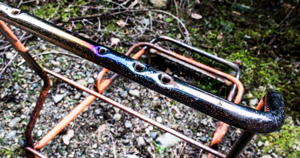 废弃的购物车。图片下载