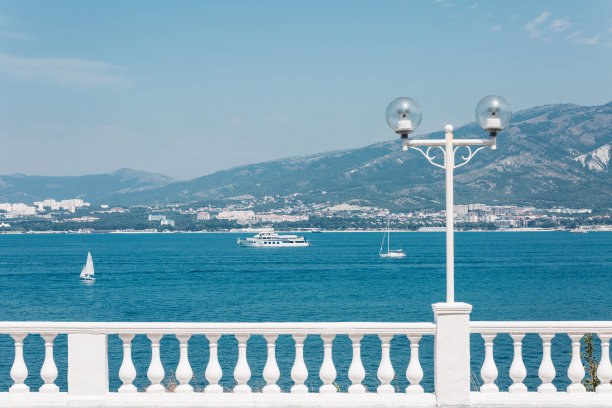 以海和山为背景的栏杆。度假旅游度假概念。Gelendzhik、俄罗斯图片下载