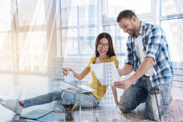 美丽的女性转过头来图片下载