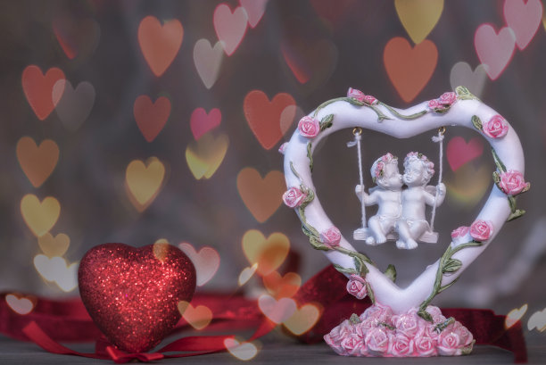 情人节概念:一对挂着玫瑰花的天使荡秋千。心散的背景图片下载