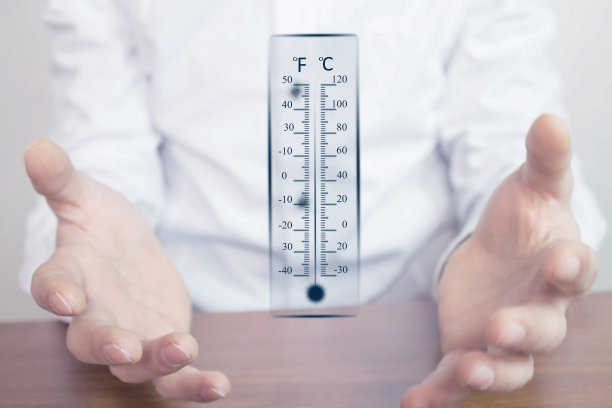 商人拿着温度计。图片下载