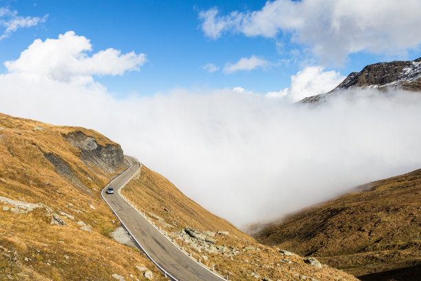 在欧洲瑞士阿尔卑斯山的路上图片下载