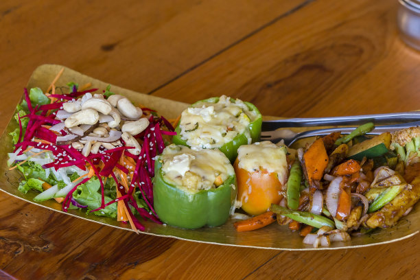 青椒里塞满了蔬菜和腰果，特写图片下载