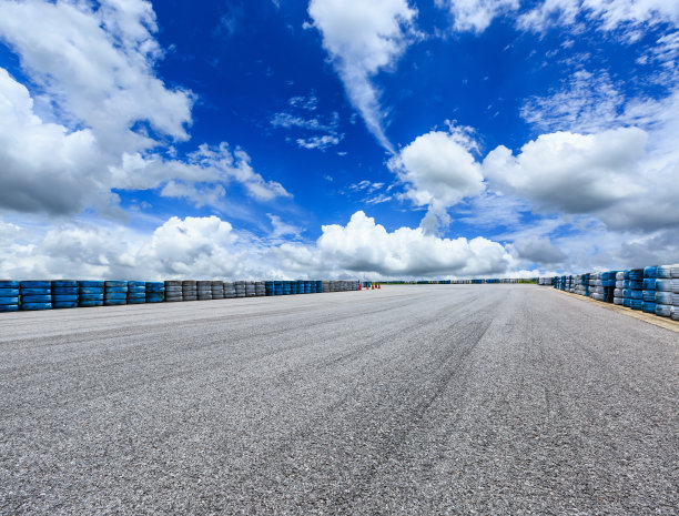 柏油路环线和天空云和汽车轮胎刹车图片下载