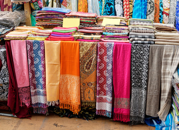 集市上的纺织品和服装图片下载
