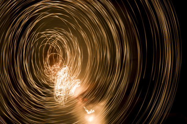 夜晚黄色光迹的抽象图像在黑色上抽象线条。图片下载